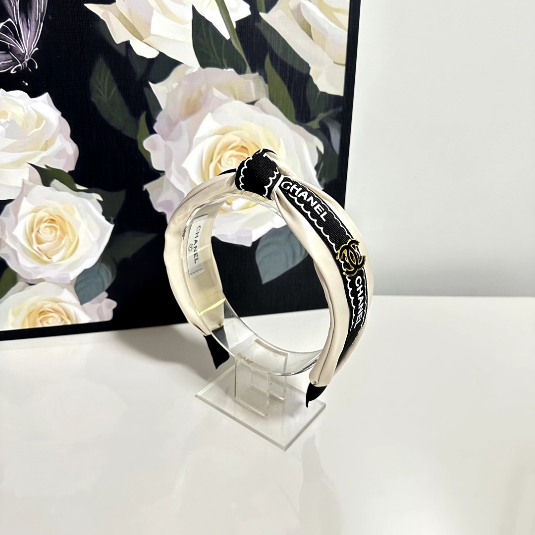  配专柜包装
Chanel (香奈儿)最新发箍
小仙女快入手
特殊材质 不嘞头
可盐可甜～
