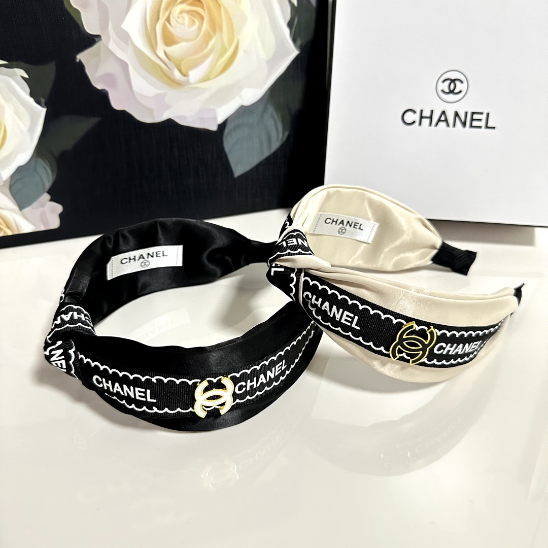  配专柜包装
Chanel (香奈儿)最新发箍
小仙女快入手
特殊材质 不嘞头
可盐可甜～
