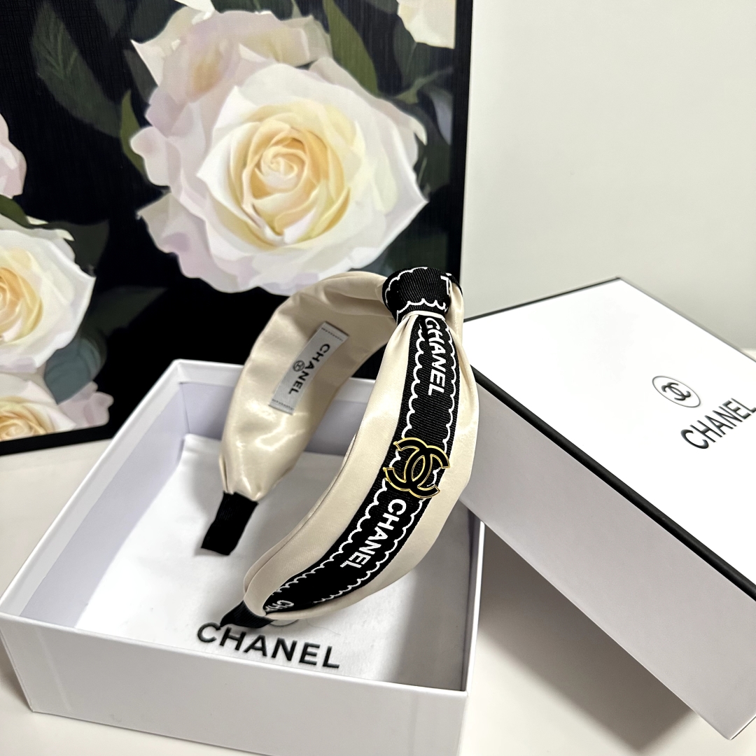  配专柜包装
Chanel (香奈儿)最新发箍
小仙女快入手
特殊材质 不嘞头
可盐可甜～