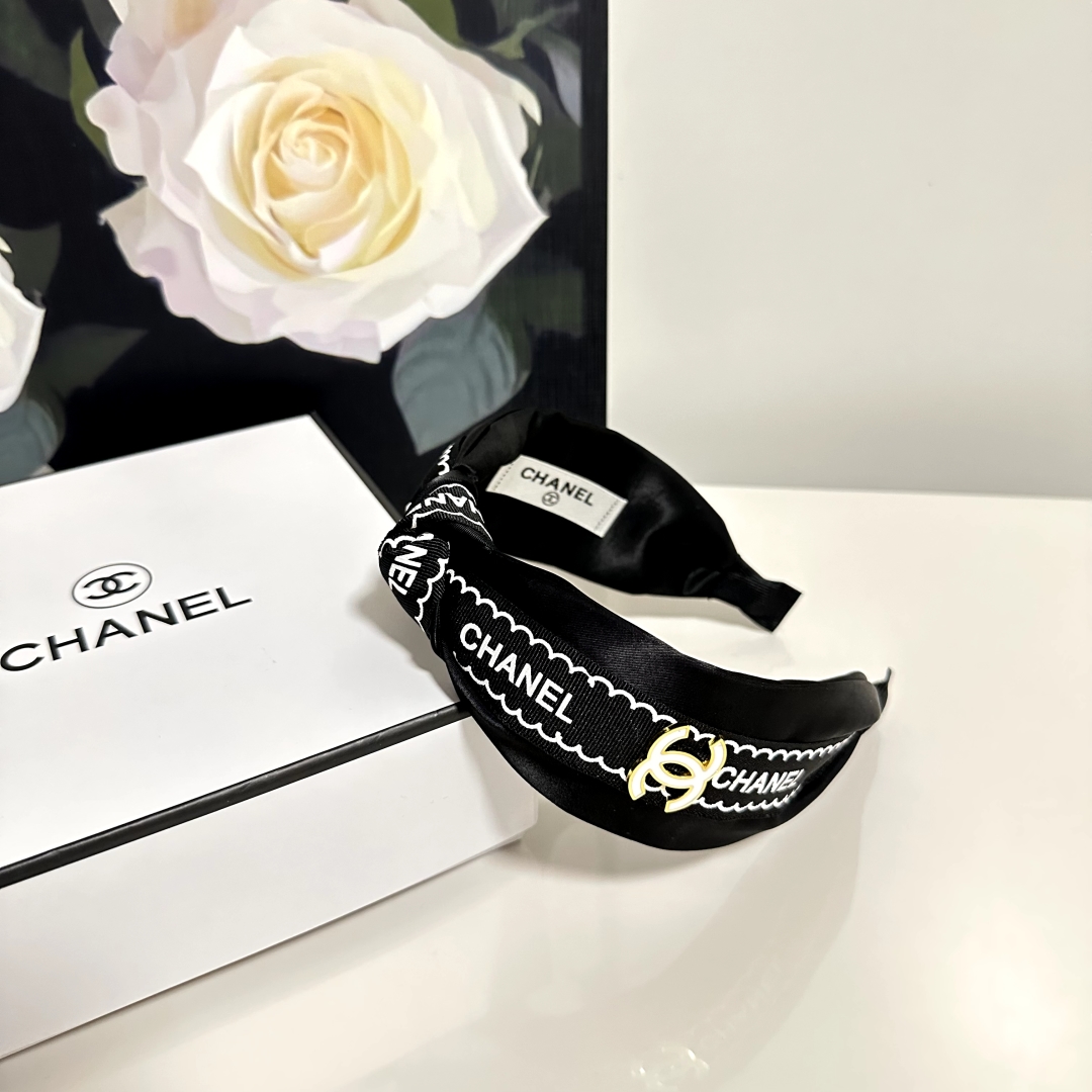  配专柜包装
Chanel (香奈儿)最新发箍
小仙女快入手
特殊材质 不嘞头
可盐可甜～