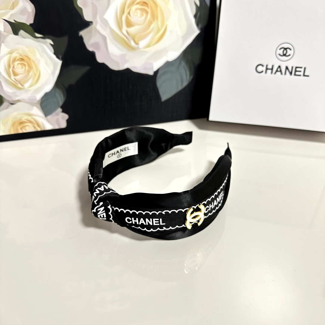  配专柜包装
Chanel (香奈儿)最新发箍
小仙女快入手
特殊材质 不嘞头
可盐可甜～