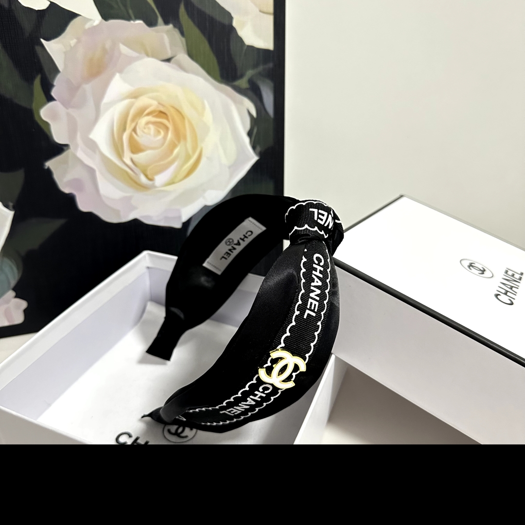  配专柜包装
Chanel (香奈儿)最新发箍
小仙女快入手
特殊材质 不嘞头
可盐可甜～