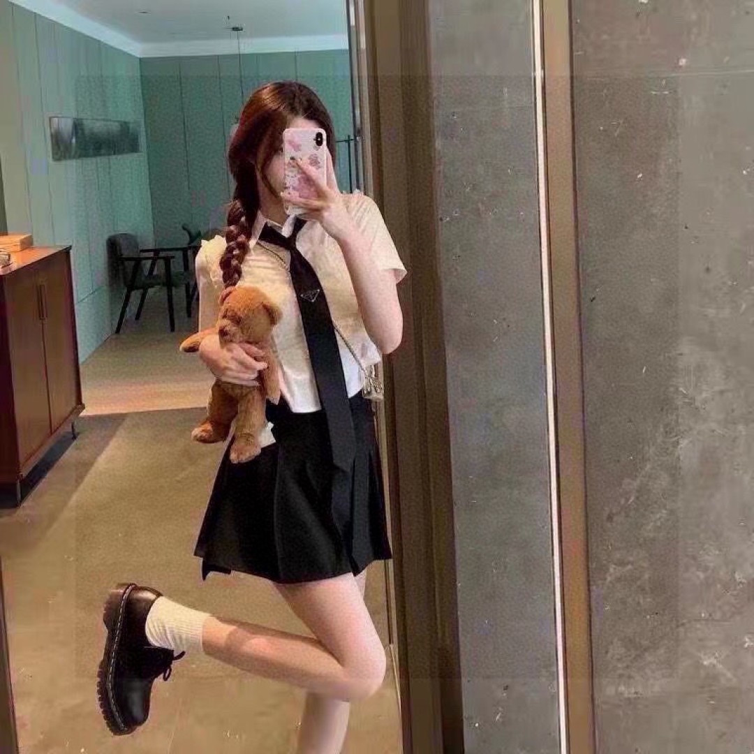 MP125 PACKAGING PRADA’S BLOWN-UP MONEY ON THE P-BAND. A STYLISH, HAND-TO-HAND COMBINATION - 图片 2