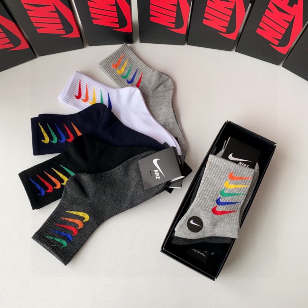 💛配包装NIKE（耐克）新款经典中筒堆堆袜袜子！一盒五双， 专柜同步筒袜袜子，💛大牌出街，潮人必备🔥超好