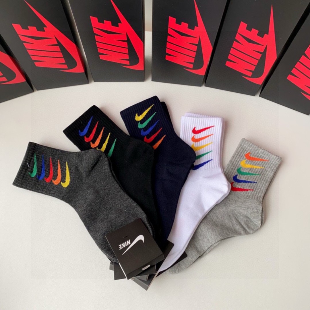 💛配包装NIKE（耐克）新款经典中筒堆堆袜袜子！一盒五双， 专柜同步筒袜袜子，💛大牌出街，潮人必备🔥超好