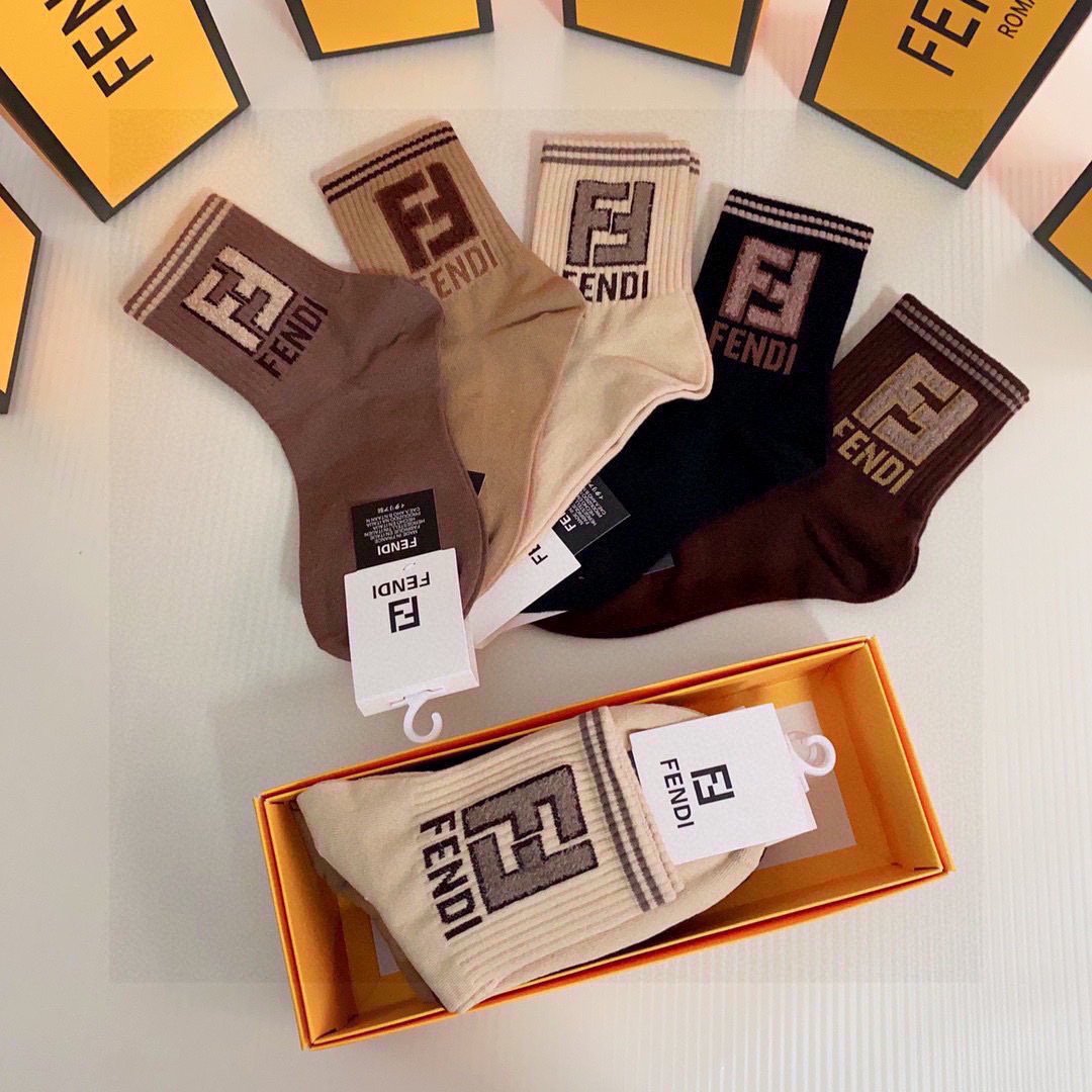  💛配包装
FENDI（芬迪）新款经典中长款羽毛纱堆堆袜袜子！一盒五双， 专柜同步筒款袜子，💛大牌出街，
