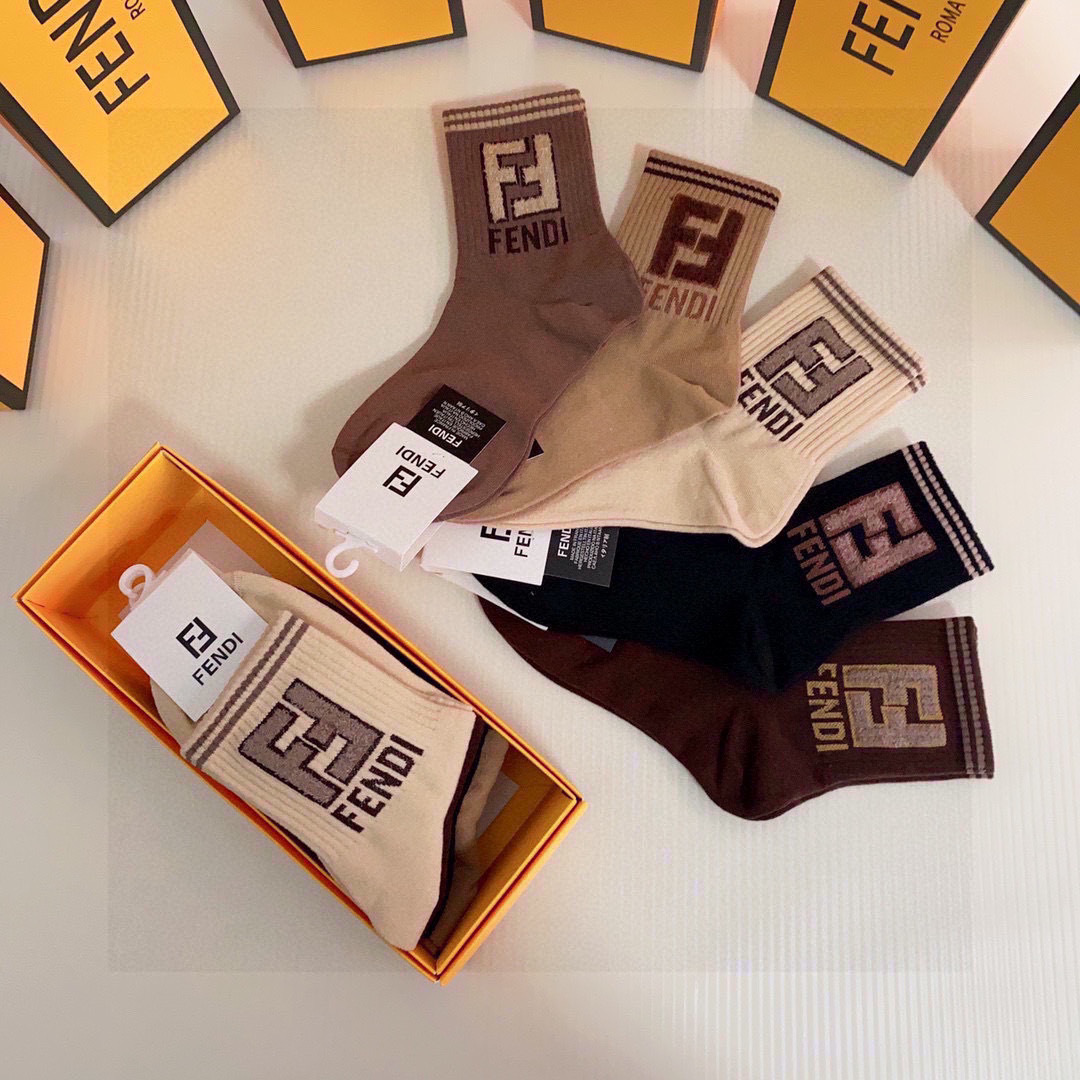  💛配包装
FENDI（芬迪）新款经典中长款羽毛纱堆堆袜袜子！一盒五双， 专柜同步筒款袜子，💛大牌出街，