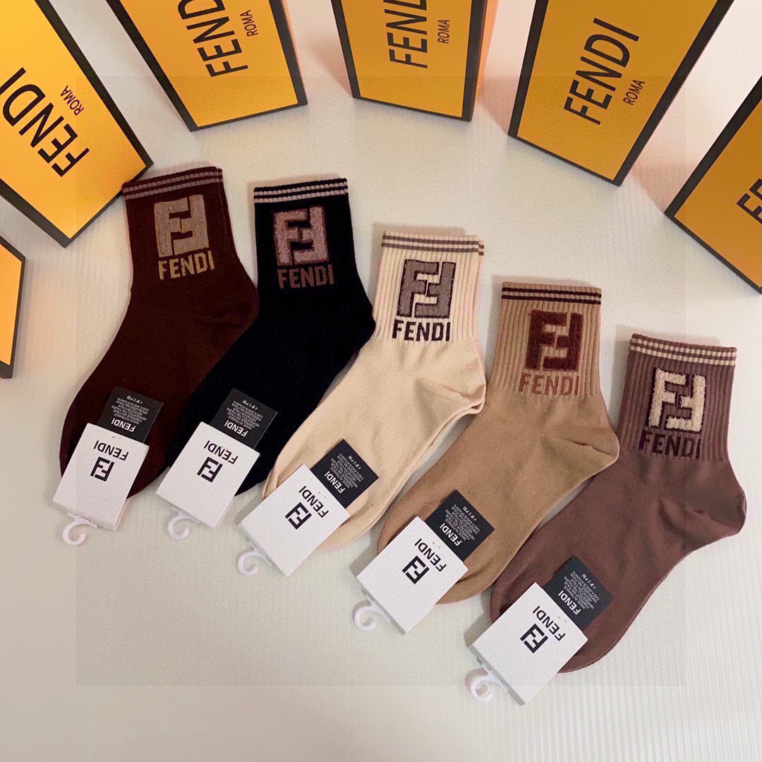  💛配包装
FENDI（芬迪）新款经典中长款羽毛纱堆堆袜袜子！一盒五双， 专柜同步筒款袜子，💛大牌出街，
