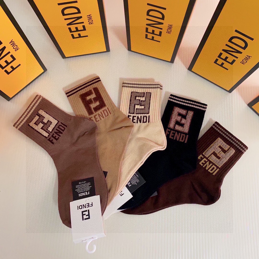  💛配包装
FENDI（芬迪）新款经典中长款羽毛纱堆堆袜袜子！一盒五双， 专柜同步筒款袜子，💛大牌出街，