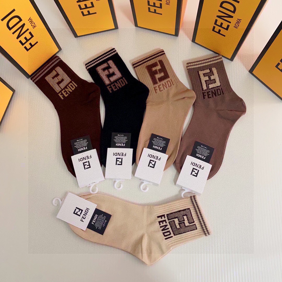 💛配包装
FENDI（芬迪）新款经典中长款羽毛纱堆堆袜袜子！一盒五双， 专柜同步筒款袜子，💛大牌出街，