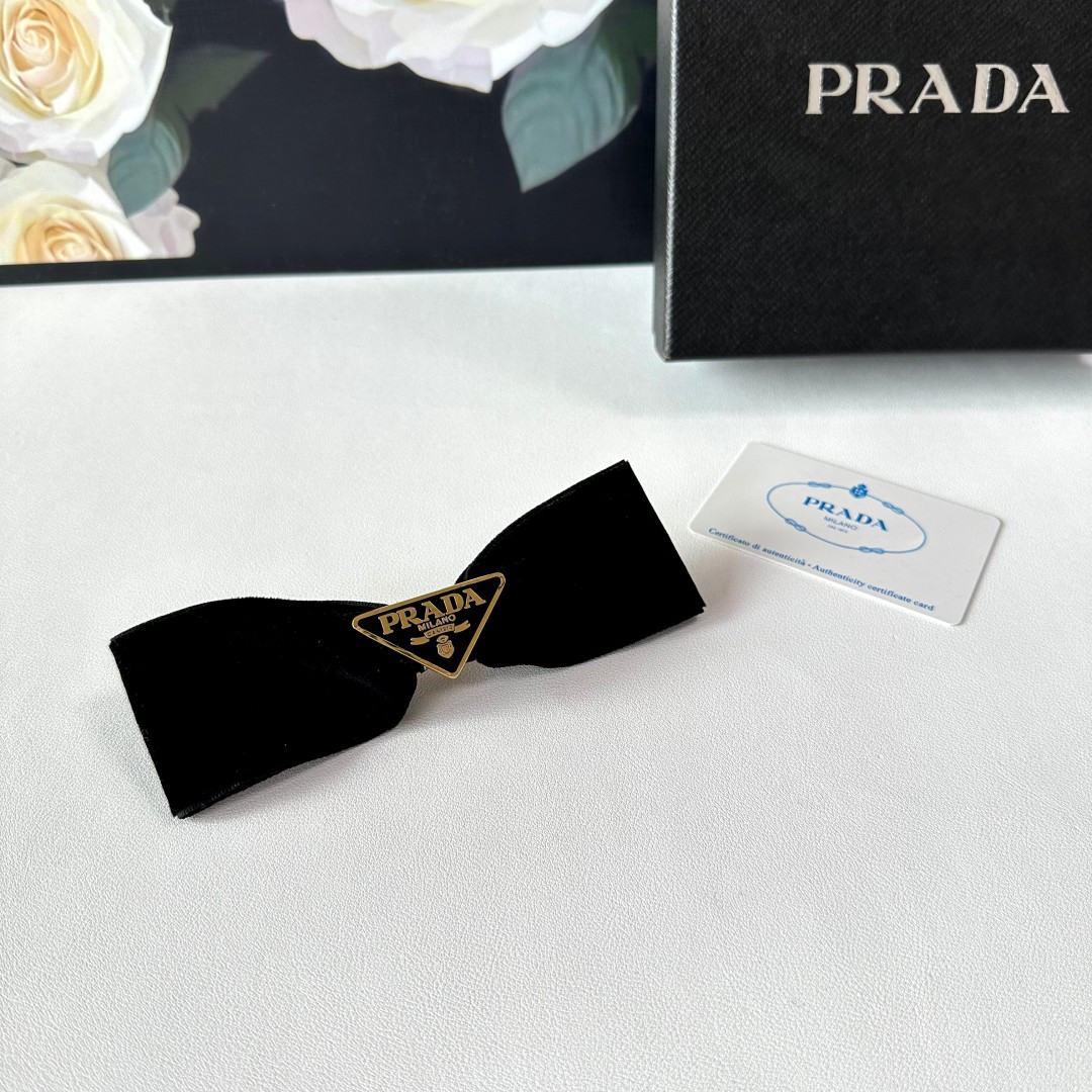 NO:300657,Specially equipped with counter packaging PRADA (Prada) official website latest bow hardware velvet hairpin #Tell me!  A must-have item for everyone. This one must be bought. The fairy is going to take it. Whoever wears it looks good~ Hairpins, hairpins, prada, prada, hairpins19860909特 配专柜包装 PRADA（普拉达）官网同款最新蝴蝶结五金丝绒发夹# 信我！人手必备的单品 这件必须买 洋气神仙颜值 小仙女要收了它,谁戴谁好看～发夹,发夹,prada,prada,hairpins,accessory