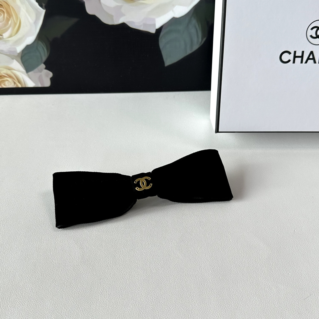 NO:300660,Specially equipped with counter packaging Chanel (Chanel) official website latest bow hardware velvet hairpin #Tell me!  A must-have item for everyone. This one must be bought. The fairy is going to take it. Whoever wears it looks good~ Hairpins, hairpins, chanel, chanel, hairpins19860909特 配专柜包装 Chanel（香奈儿）官网同款最新蝴蝶结五金丝绒发夹# 信我！人手必备的单品 这件必须买 洋气神仙颜值 小仙女要收了它,谁戴谁好看～发夹,发夹,chanel,chanel,hairpins,accessory