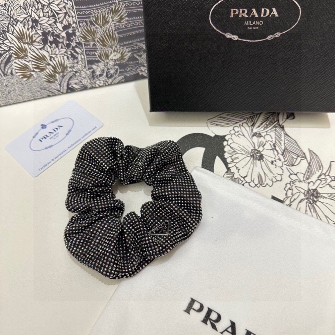 NO:301260,Special (single) with full packaging. PRADA (Prada) popular hair rings, counter models are shipped. They look very high-end and super versatile. You must keep your own hairpins, hairpins, prada, prada, hairpins19860909特（单个）配全套包装 PRADA（普拉达）爆款满钻发圈,专柜款出货 一看就特别高档 超级百搭 必须自留发夹,发夹,prada,prada,hairpins,accessory