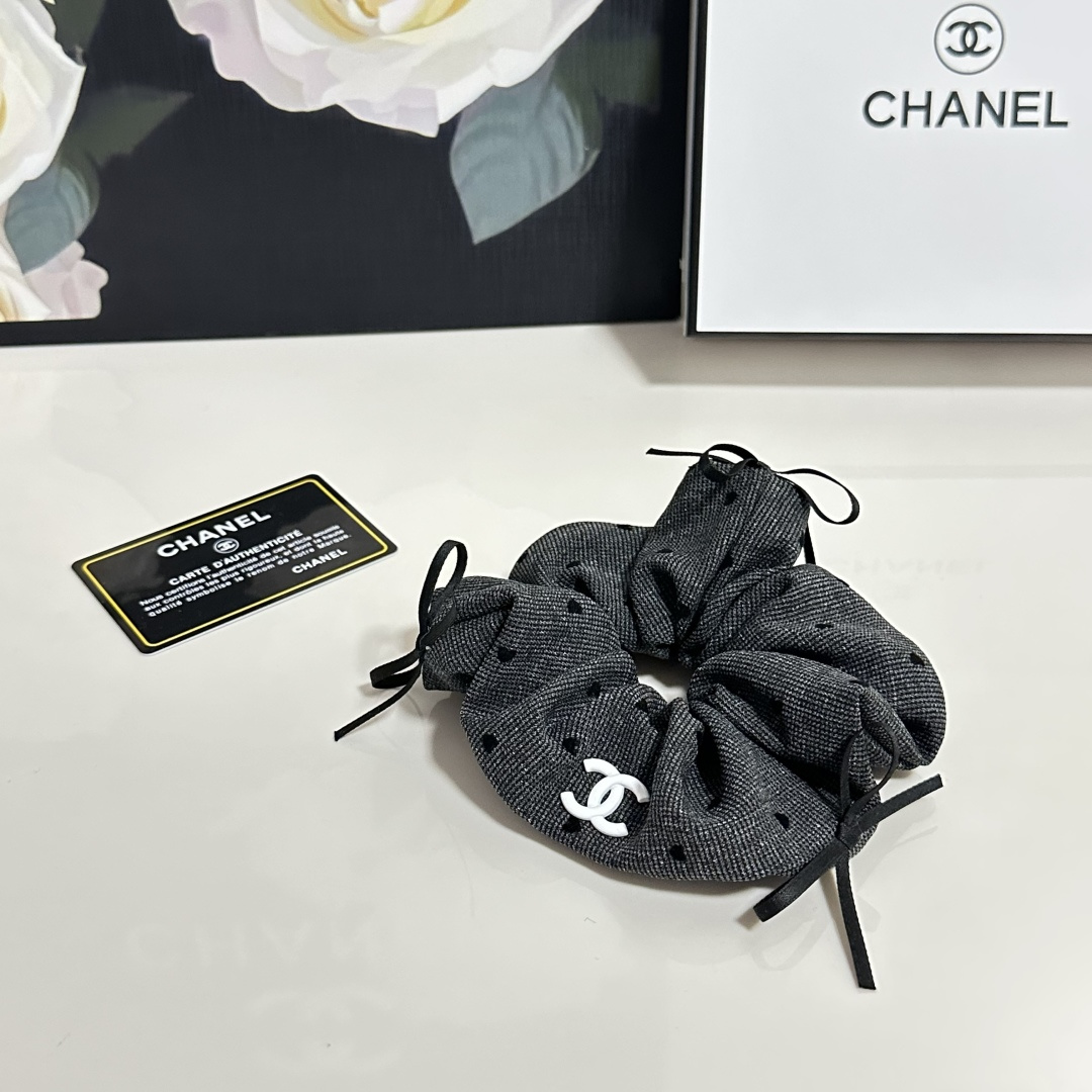 NO:300647,Special (single) with full packaging Chanel (Chanel) popular bow silk hair ring, special counter model shipped, it looks very high-end at first glance, super versatile, you must keep your own hairpins, hairpins, chanel, chanel, real silk, hairpins19860909特（单个）配全套包装 Chanel（香奈儿）爆款蝴蝶结真丝发圈,专柜款出货 一看就特别高档 超级百搭 必须自留发夹,发夹,chanel,chanel,real silk,hairpins,accessory