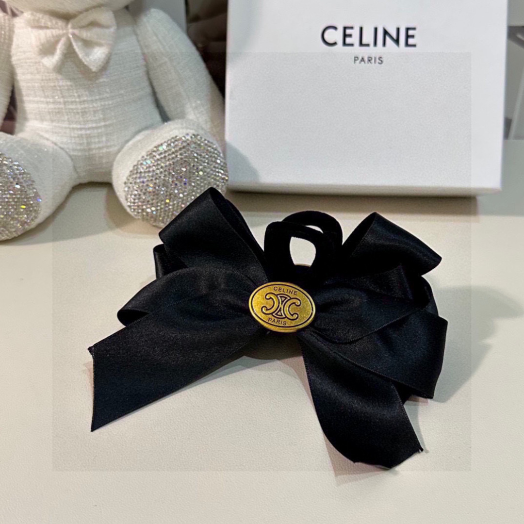 （单个）配专柜包装 
CELINE（赛琳）最新爆款来啦✨💫
中古vintage复古五金抓夹
优雅的gir