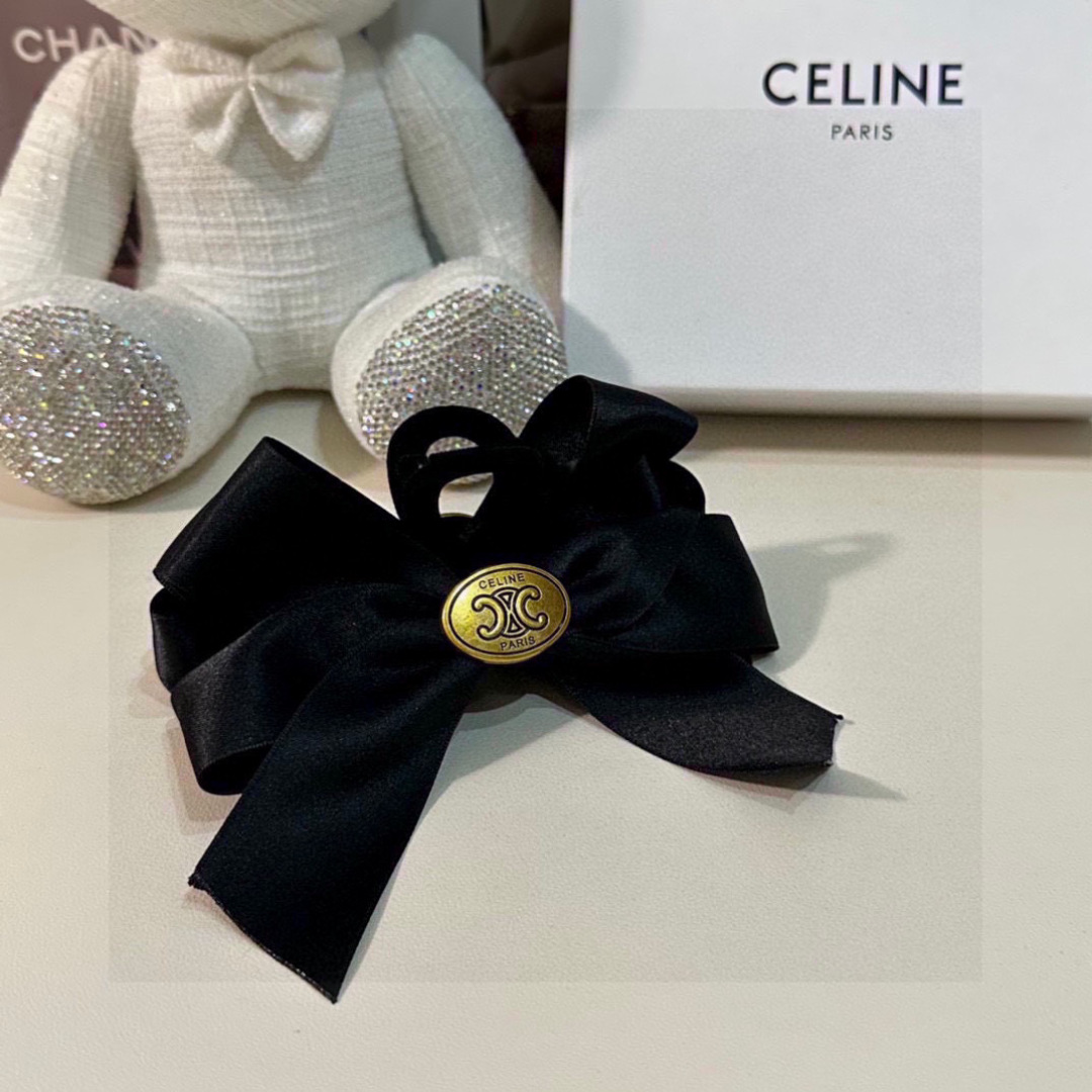 （单个）配专柜包装 
CELINE（赛琳）最新爆款来啦✨💫
中古vintage复古五金抓夹
优雅的gir