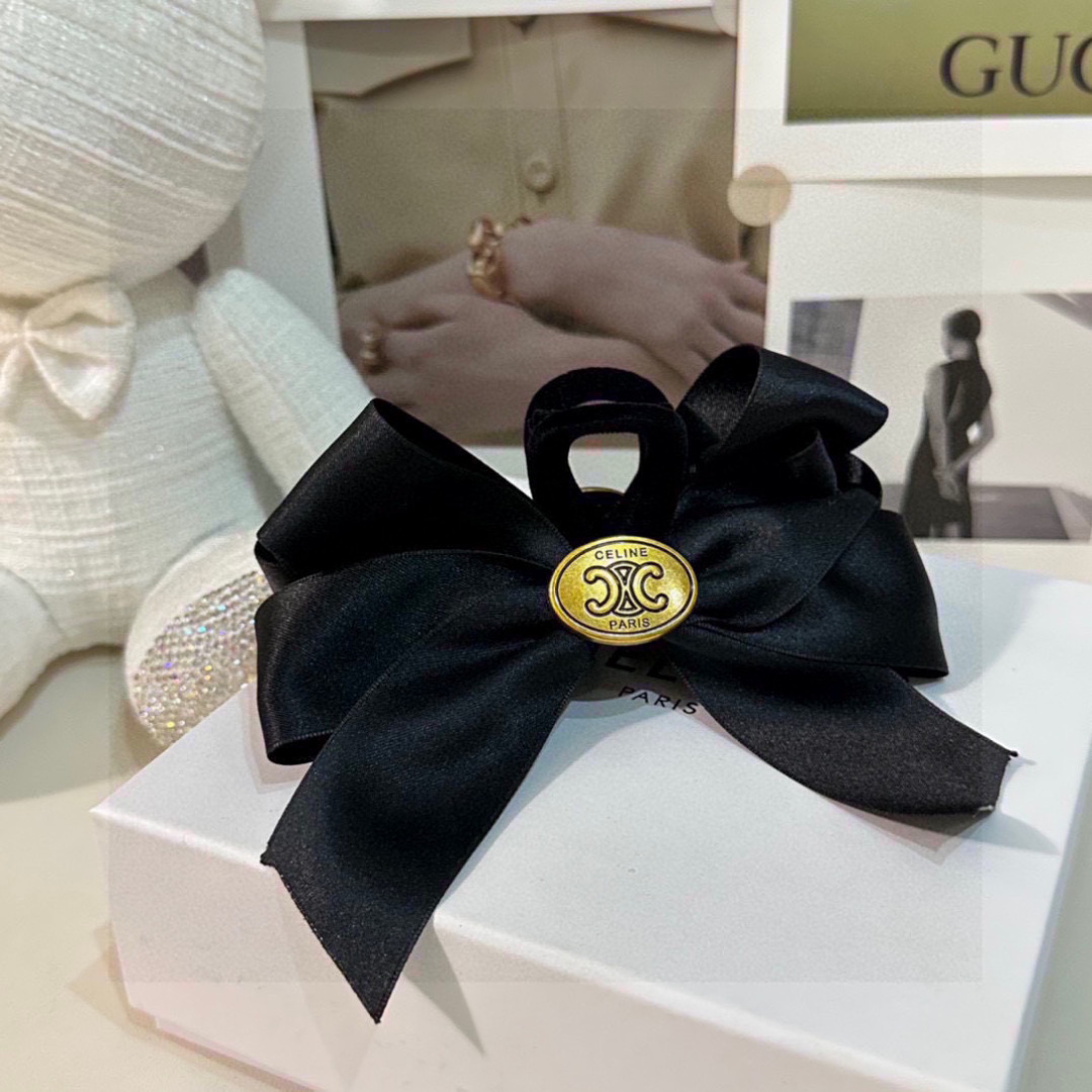 （单个）配专柜包装 
CELINE（赛琳）最新爆款来啦✨💫
中古vintage复古五金抓夹
优雅的gir