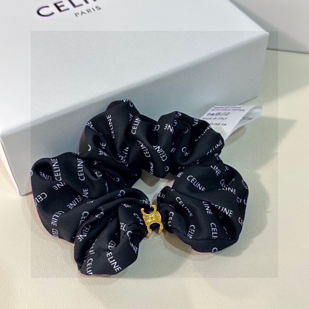  （单个）配全套包装
CELINE（赛琳）爆款宫廷风真丝发圈，专柜款出货
一看就特别高档 超级百搭 必须