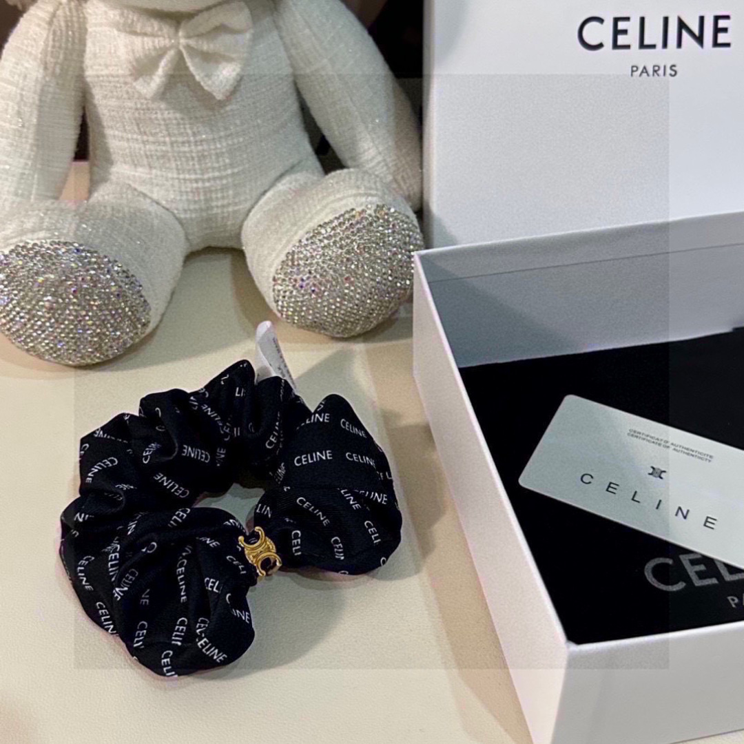  （单个）配全套包装
CELINE（赛琳）爆款宫廷风真丝发圈，专柜款出货
一看就特别高档 超级百搭 必须