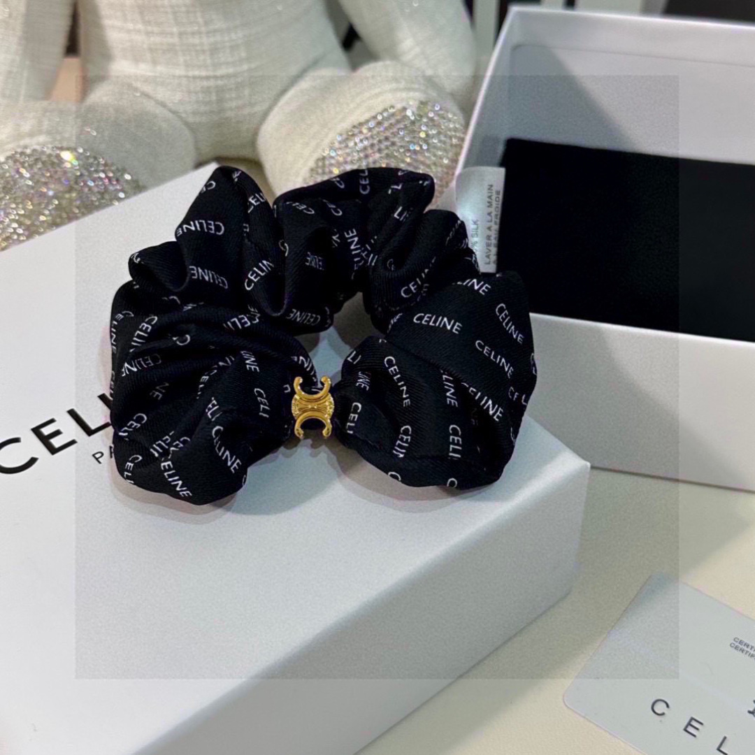  （单个）配全套包装
CELINE（赛琳）爆款宫廷风真丝发圈，专柜款出货
一看就特别高档 超级百搭 必须