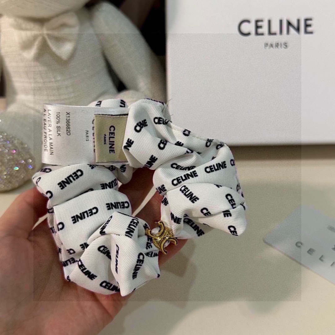  （单个）配全套包装
CELINE（赛琳）爆款宫廷风真丝发圈，专柜款出货
一看就特别高档 超级百搭 必须