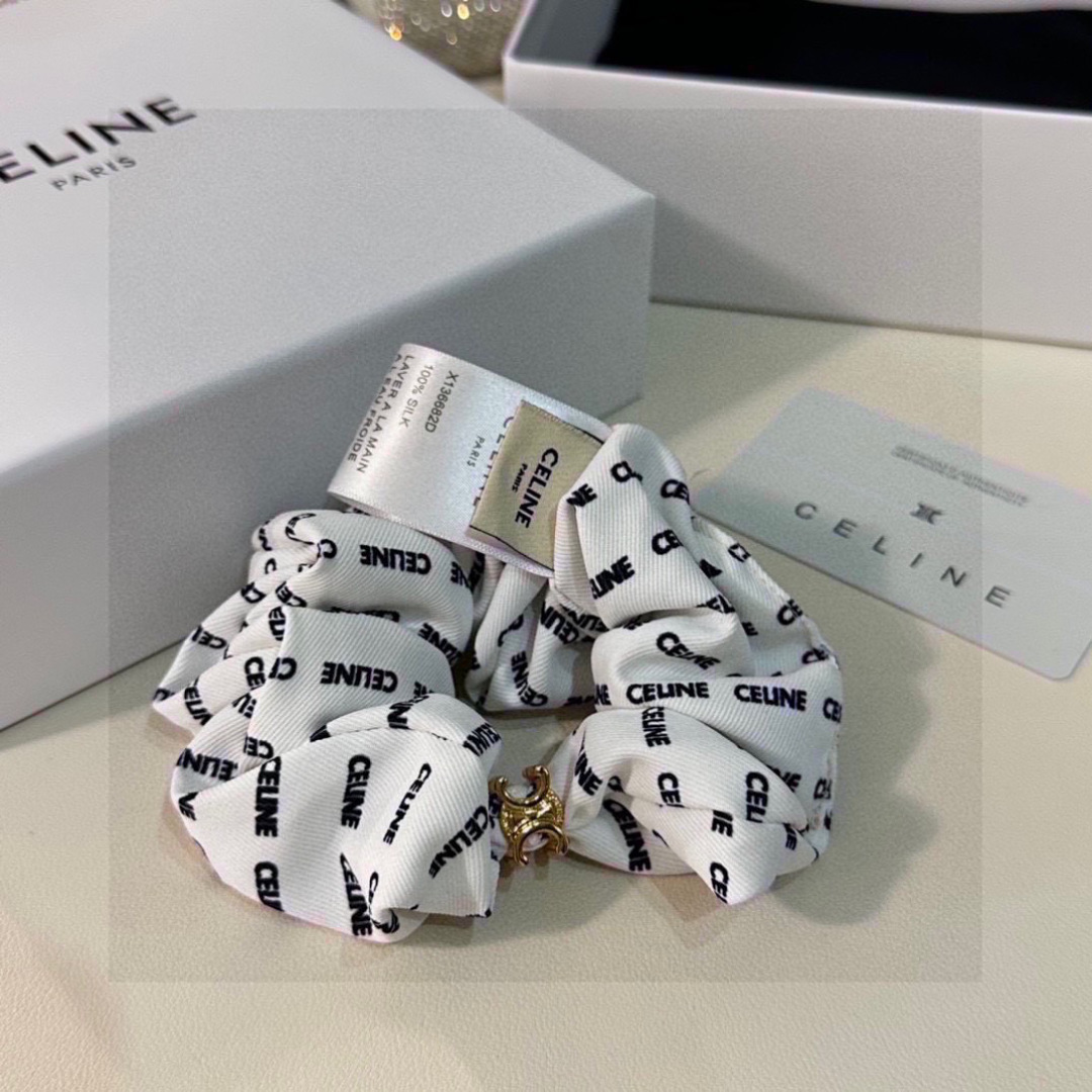  （单个）配全套包装
CELINE（赛琳）爆款宫廷风真丝发圈，专柜款出货
一看就特别高档 超级百搭 必须