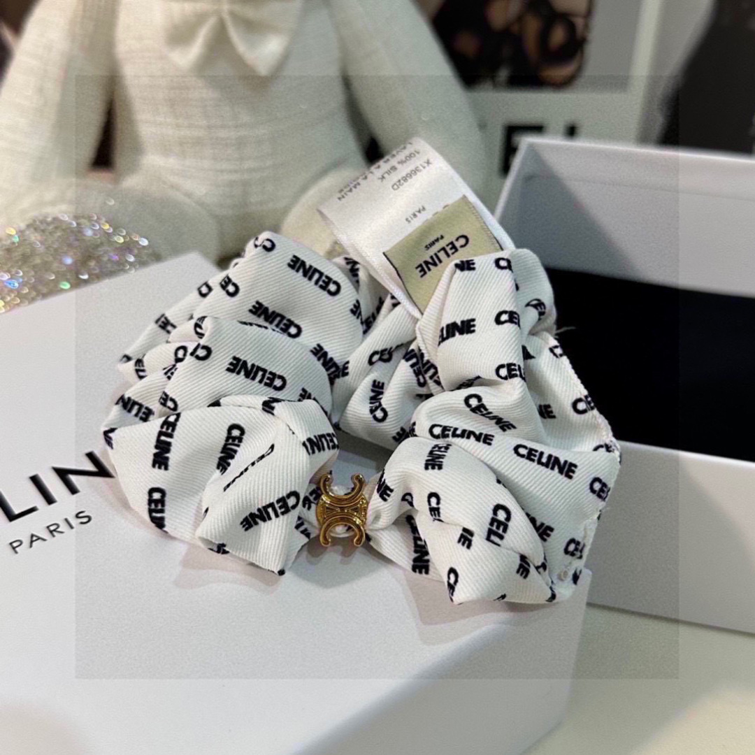  （单个）配全套包装
CELINE（赛琳）爆款宫廷风真丝发圈，专柜款出货
一看就特别高档 超级百搭 必须