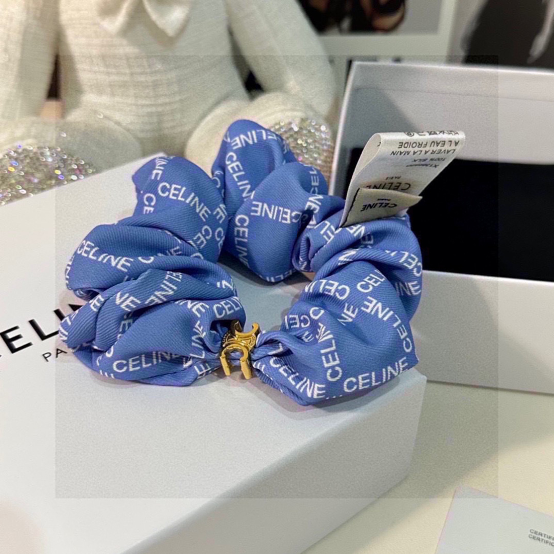  （单个）配全套包装
CELINE（赛琳）爆款宫廷风真丝发圈，专柜款出货
一看就特别高档 超级百搭 必须