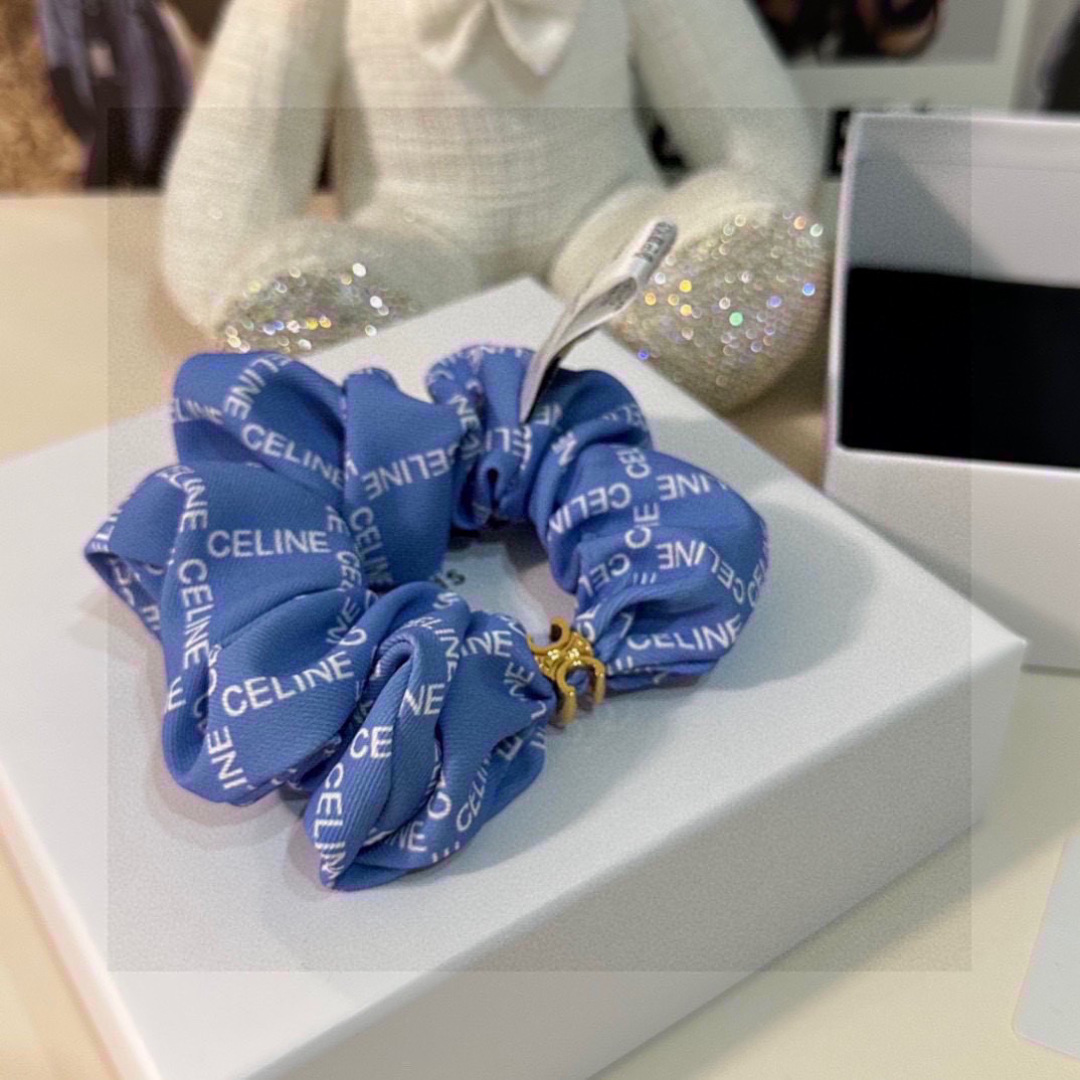  （单个）配全套包装
CELINE（赛琳）爆款宫廷风真丝发圈，专柜款出货
一看就特别高档 超级百搭 必须