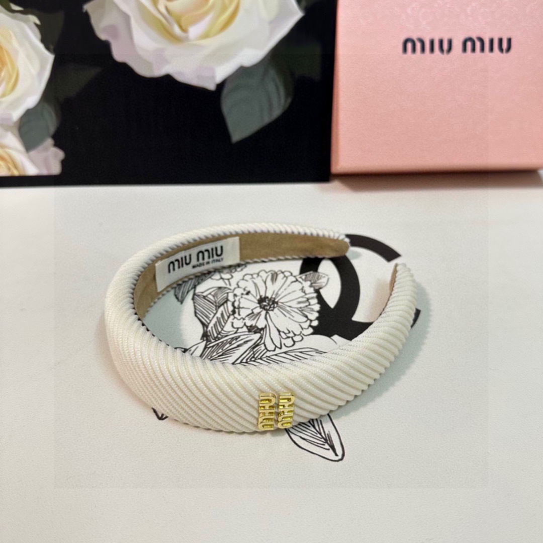 配专柜包装
MiuMiu（缪缪）最新发箍
小仙女入手
特殊材质 不嘞头
可盐可甜～
