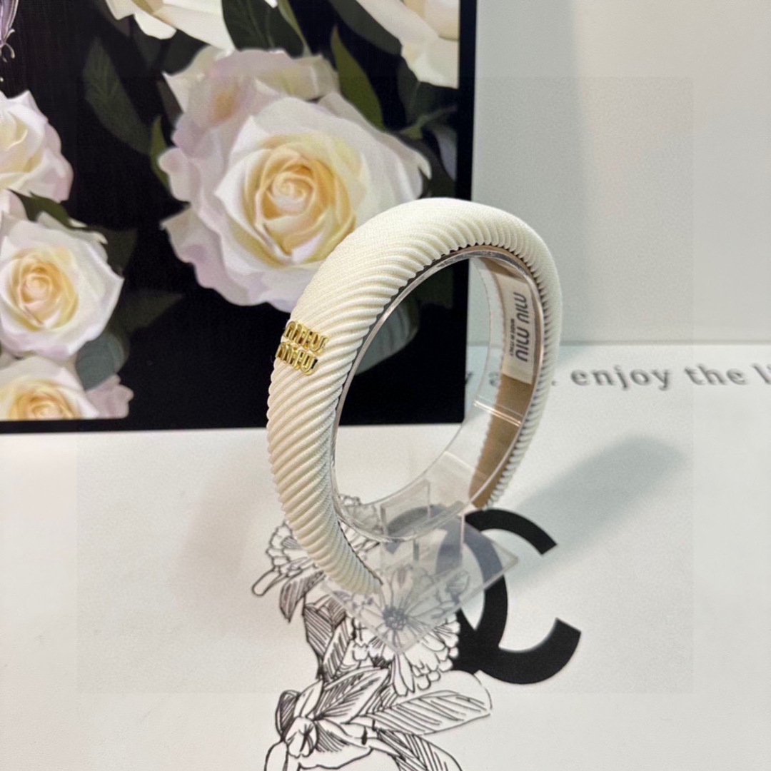 配专柜包装
MiuMiu（缪缪）最新发箍
小仙女入手
特殊材质 不嘞头
可盐可甜～