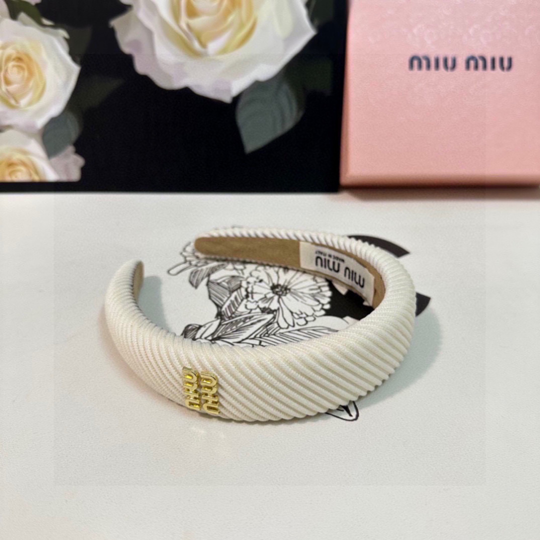 配专柜包装
MiuMiu（缪缪）最新发箍
小仙女入手
特殊材质 不嘞头
可盐可甜～