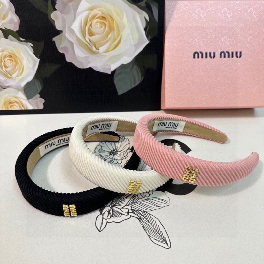 配专柜包装
MiuMiu（缪缪）最新发箍
小仙女入手
特殊材质 不嘞头
可盐可甜～