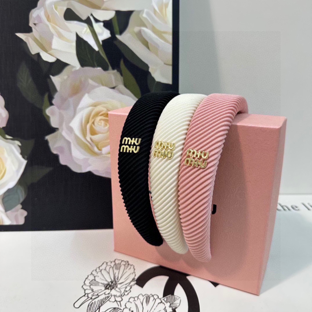 配专柜包装
MiuMiu（缪缪）最新发箍
小仙女入手
特殊材质 不嘞头
可盐可甜～