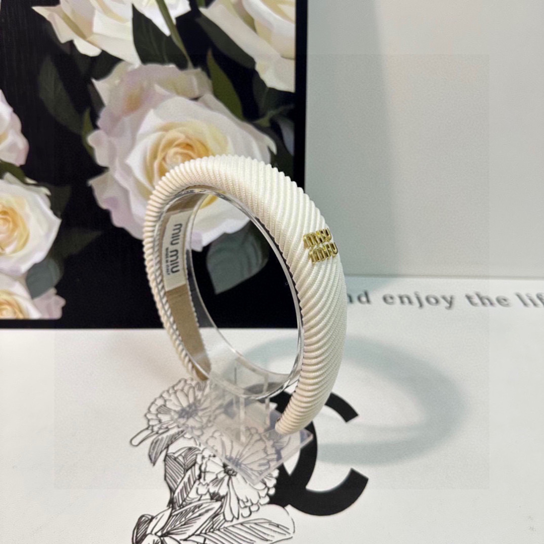 配专柜包装
MiuMiu（缪缪）最新发箍
小仙女入手
特殊材质 不嘞头
可盐可甜～