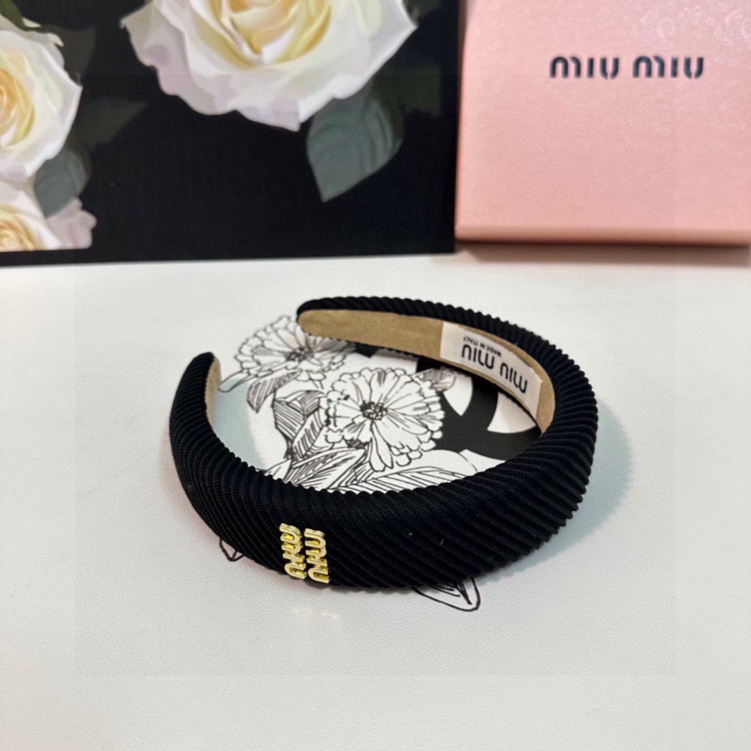 配专柜包装
MiuMiu（缪缪）最新发箍
小仙女入手
特殊材质 不嘞头
可盐可甜～