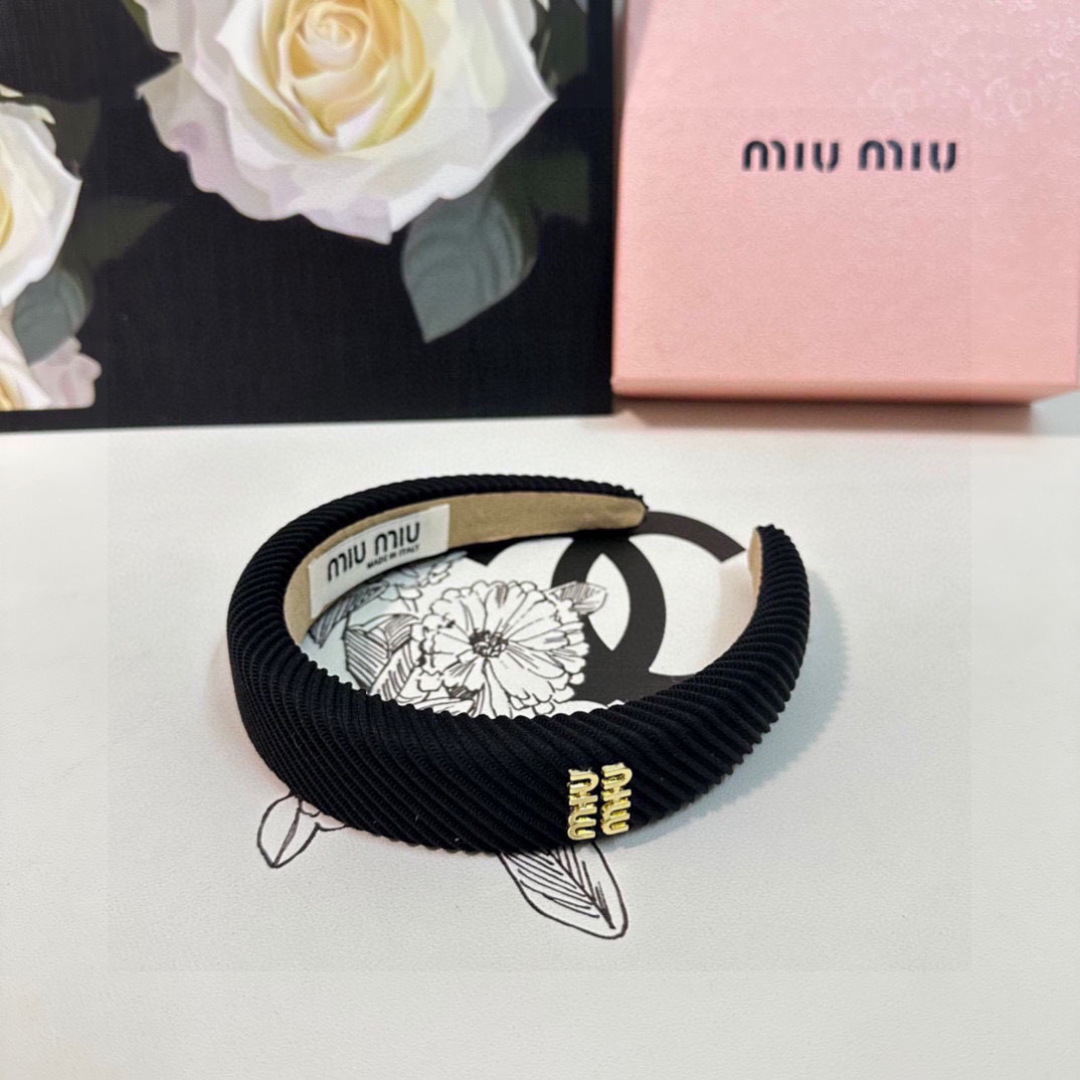 配专柜包装
MiuMiu（缪缪）最新发箍
小仙女入手
特殊材质 不嘞头
可盐可甜～