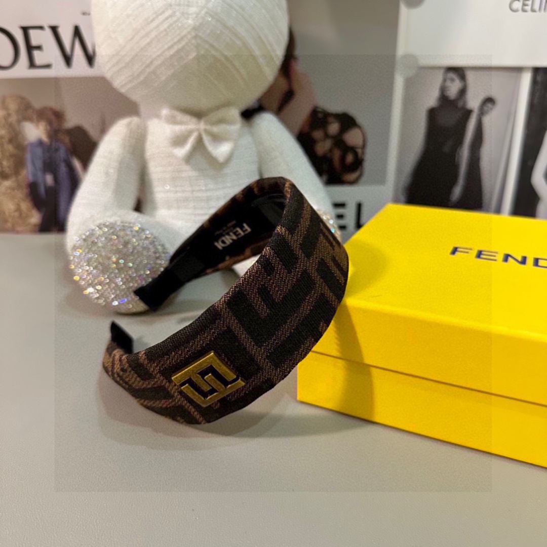  配专柜包装
FENDI（芬迪）最新爆款FF发箍
小仙女快入手
特殊材质 不嘞头
可盐可甜～