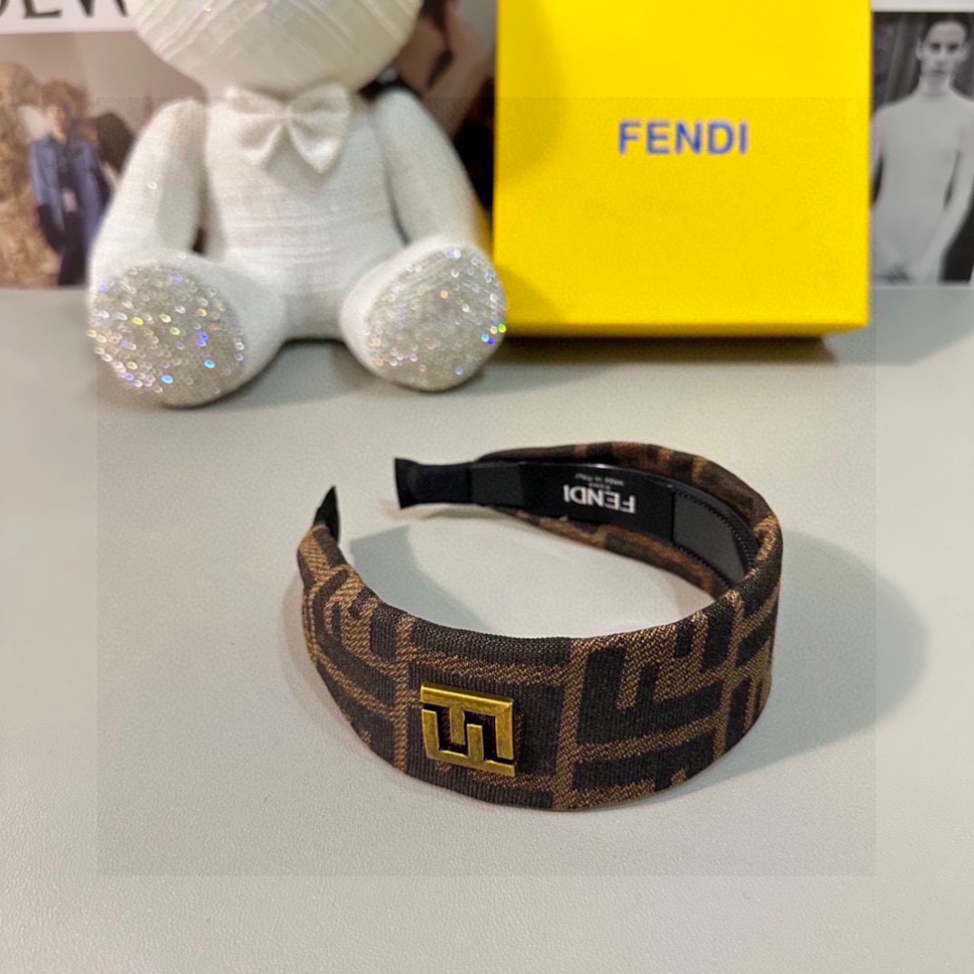  配专柜包装
FENDI（芬迪）最新爆款FF发箍
小仙女快入手
特殊材质 不嘞头
可盐可甜～