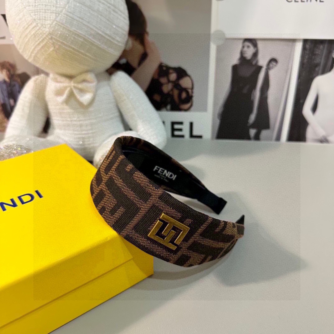  配专柜包装
FENDI（芬迪）最新爆款FF发箍
小仙女快入手
特殊材质 不嘞头
可盐可甜～