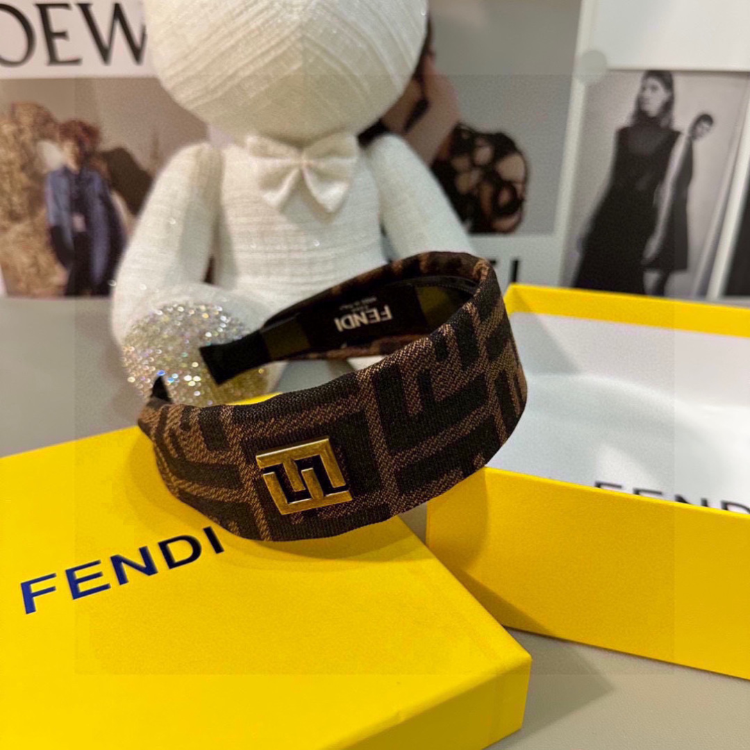  配专柜包装
FENDI（芬迪）最新爆款FF发箍
小仙女快入手
特殊材质 不嘞头
可盐可甜～