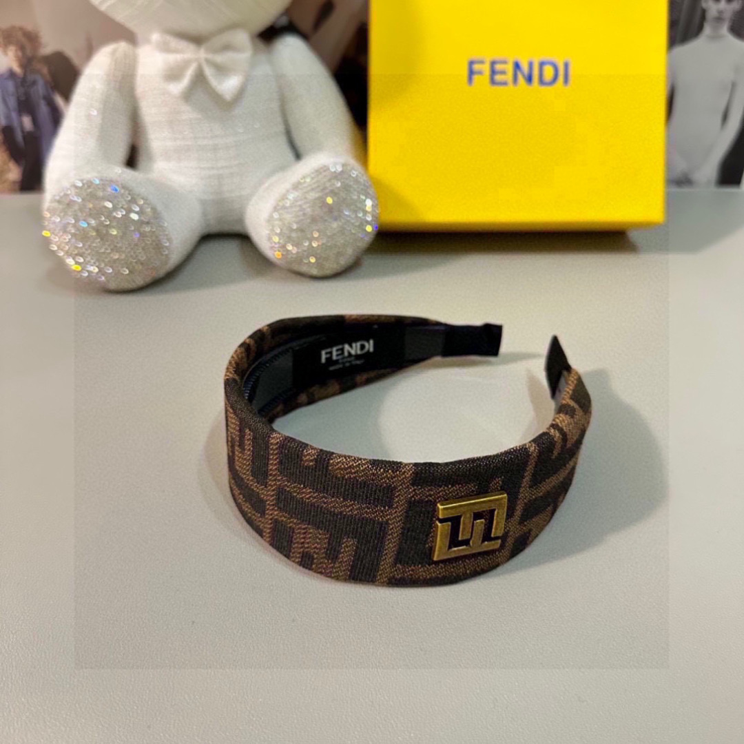  配专柜包装
FENDI（芬迪）最新爆款FF发箍
小仙女快入手
特殊材质 不嘞头
可盐可甜～