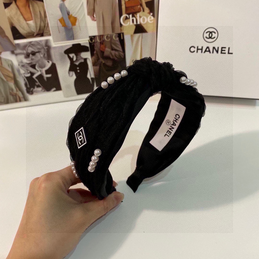  配专柜包装
Chanel（香奈儿）最新春夏爆款小香风元素名媛发箍
谁戴谁好看✨
信我 必买质量定制面料