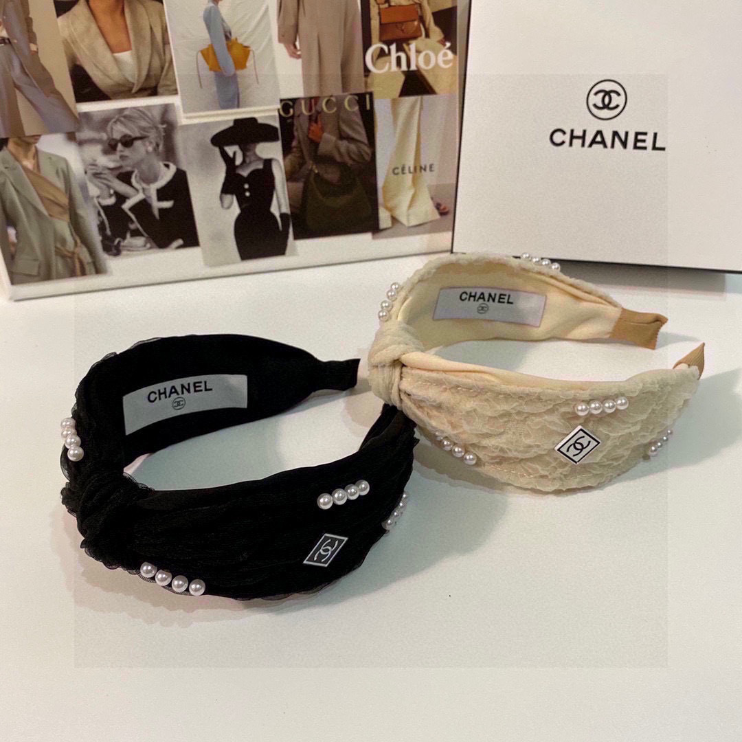  配专柜包装
Chanel（香奈儿）最新春夏爆款小香风元素名媛发箍
谁戴谁好看✨
信我 必买质量定制面料