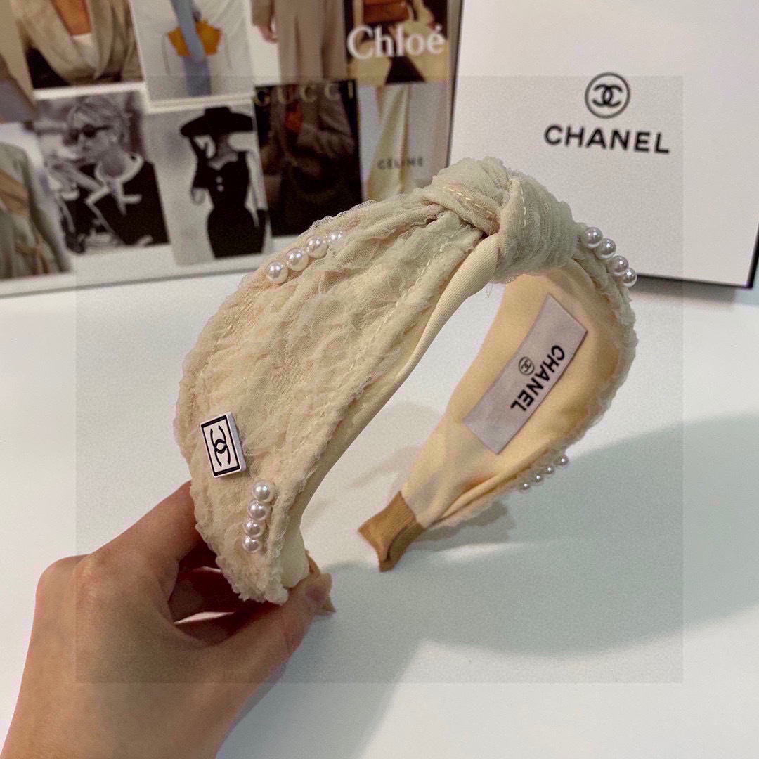 配专柜包装
Chanel（香奈儿）最新春夏爆款小香风元素名媛发箍
谁戴谁好看✨
信我 必买质量定制面料