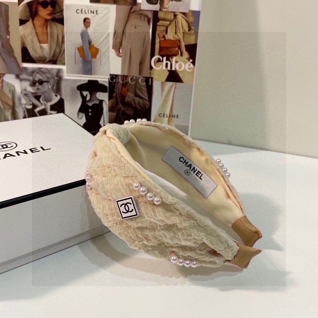  配专柜包装
Chanel（香奈儿）最新春夏爆款小香风元素名媛发箍
谁戴谁好看✨
信我 必买质量定制面料