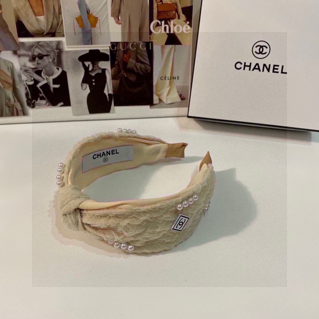  配专柜包装
Chanel（香奈儿）最新春夏爆款小香风元素名媛发箍
谁戴谁好看✨
信我 必买质量定制面料