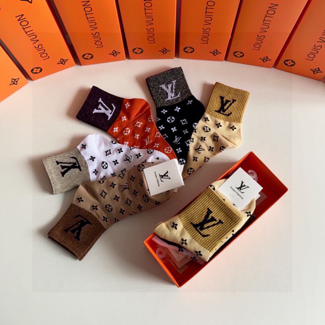  💛配专柜包装
LV（路易威登）新款中长款堆堆袜袜子！一盒五双，专柜同步筒袜袜子，大牌出街，潮人必备。超