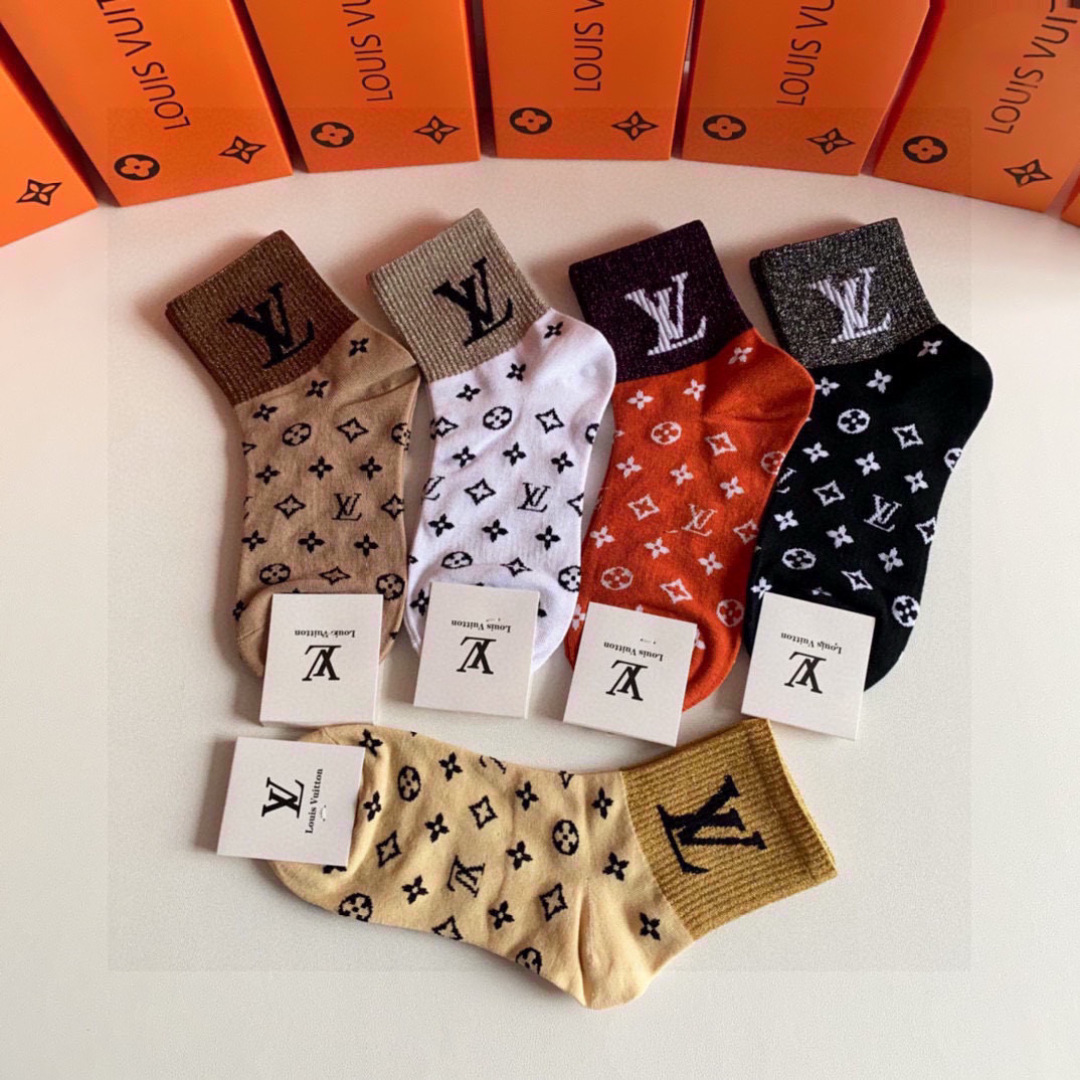  💛配专柜包装
LV（路易威登）新款中长款堆堆袜袜子！一盒五双，专柜同步筒袜袜子，大牌出街，潮人必备。超