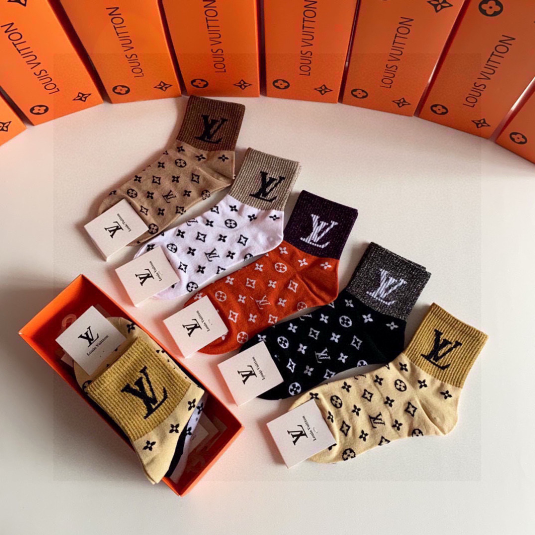  💛配专柜包装
LV（路易威登）新款中长款堆堆袜袜子！一盒五双，专柜同步筒袜袜子，大牌出街，潮人必备。超